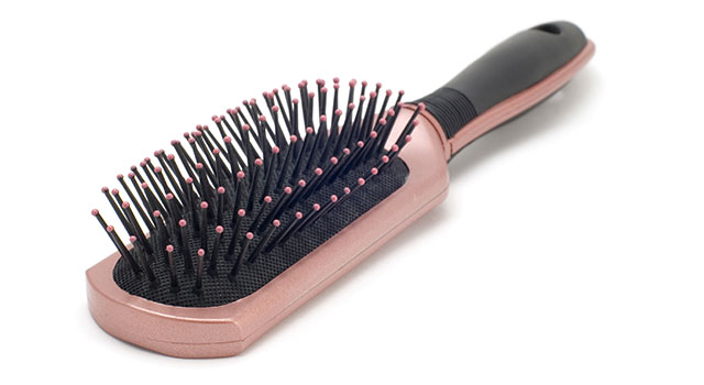 Clean a hair brush